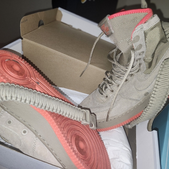 It's Corea color and kaki color high Nikes - Picture 4 of 5